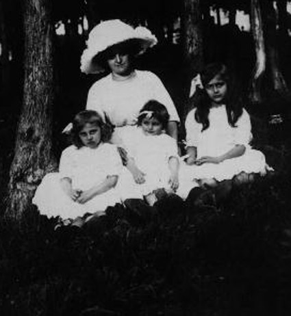 Jeanne Levy with daughters