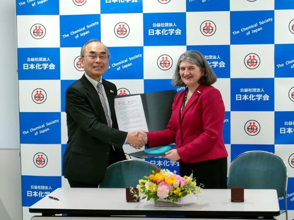 Helen Pain (right) shakes hands with CSJ Executive Director Mitsuo Sawamoto Helen Pain (right) shakes hands with CSJ Executive Director Mitsuo Sawamoto