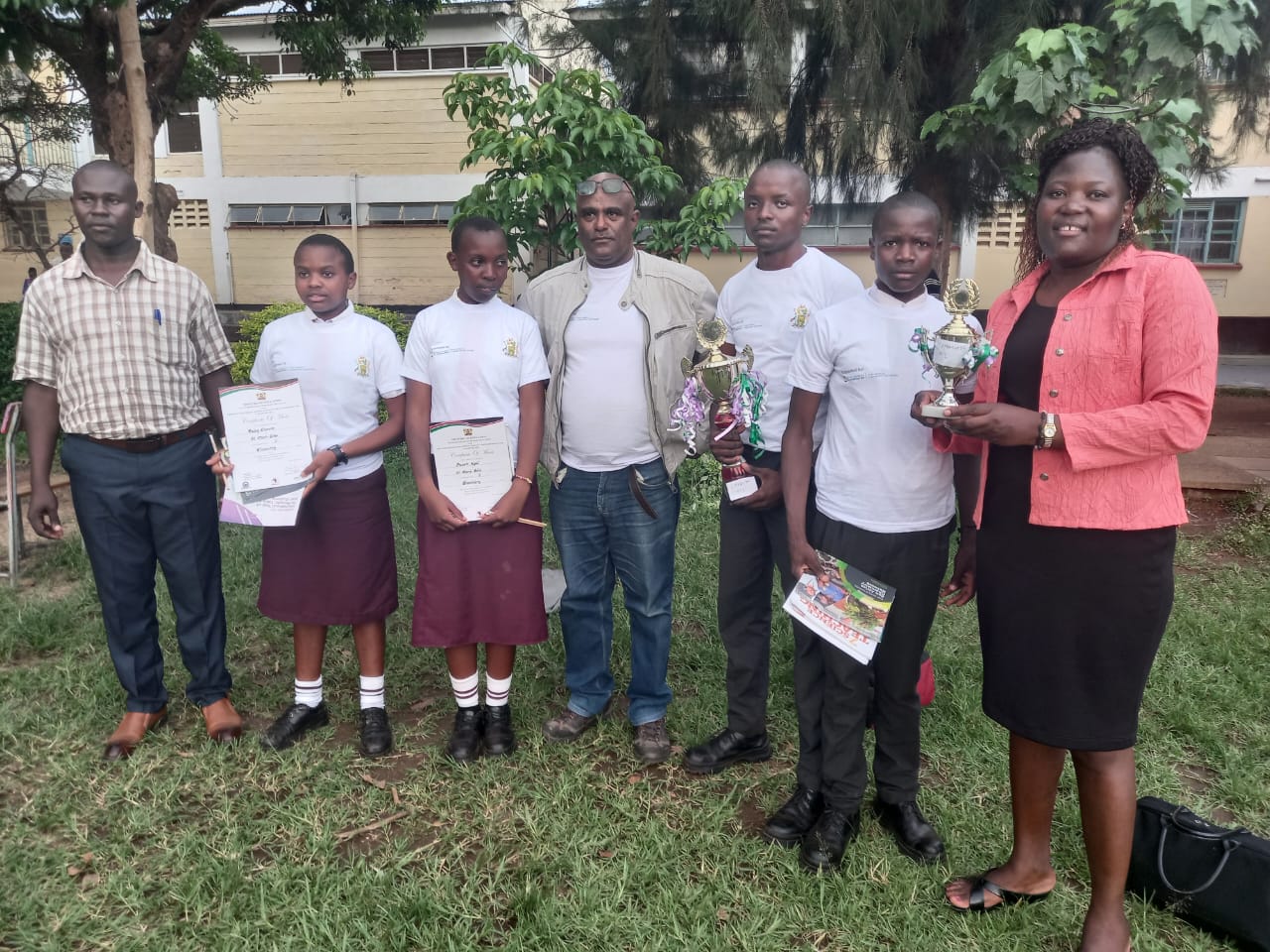 kenya-schools-fair-group-outdoors kenya-schools-fair-group-outdoors