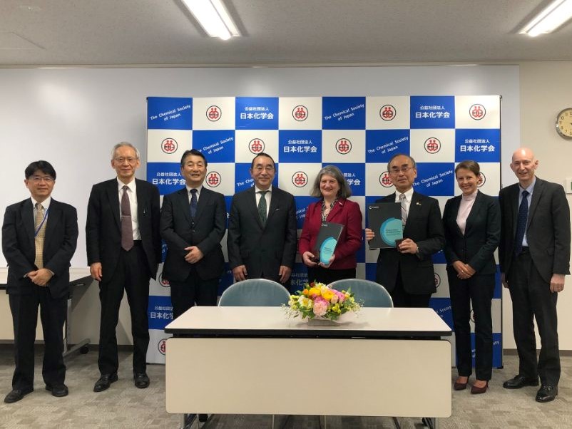 Left to right: Shinichi Suzuki (CSJ Secretary General); Dr Yasuhiro Iwasawa (CSaJ PCCP Award Selection Committee Chair and ex-CSJ President); Prof Dr Mitsuhiko Shionoya (CSJ Vice-President, EiC Chemistry Letters and Professor at the University of Tokyo); Hiroaki Suga (CSJ President, EiC RSC Chem. Bio at the University of Tokyo); Dr Helen Pain (RSC CEO); Mitsuo Sawamoto (CSJ Executive Director); Sara Bosshart (Head of Open Access, RSC); Antony Galea (RSC Country Manager, Japan)